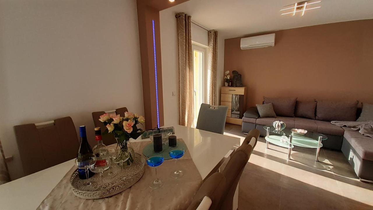 Villa Elke Maria With Overflow Pool And Hydromassage Novigrad Istria Eksteriør billede