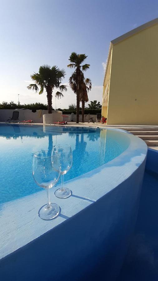 Villa Elke Maria With Overflow Pool And Hydromassage Novigrad Istria Eksteriør billede