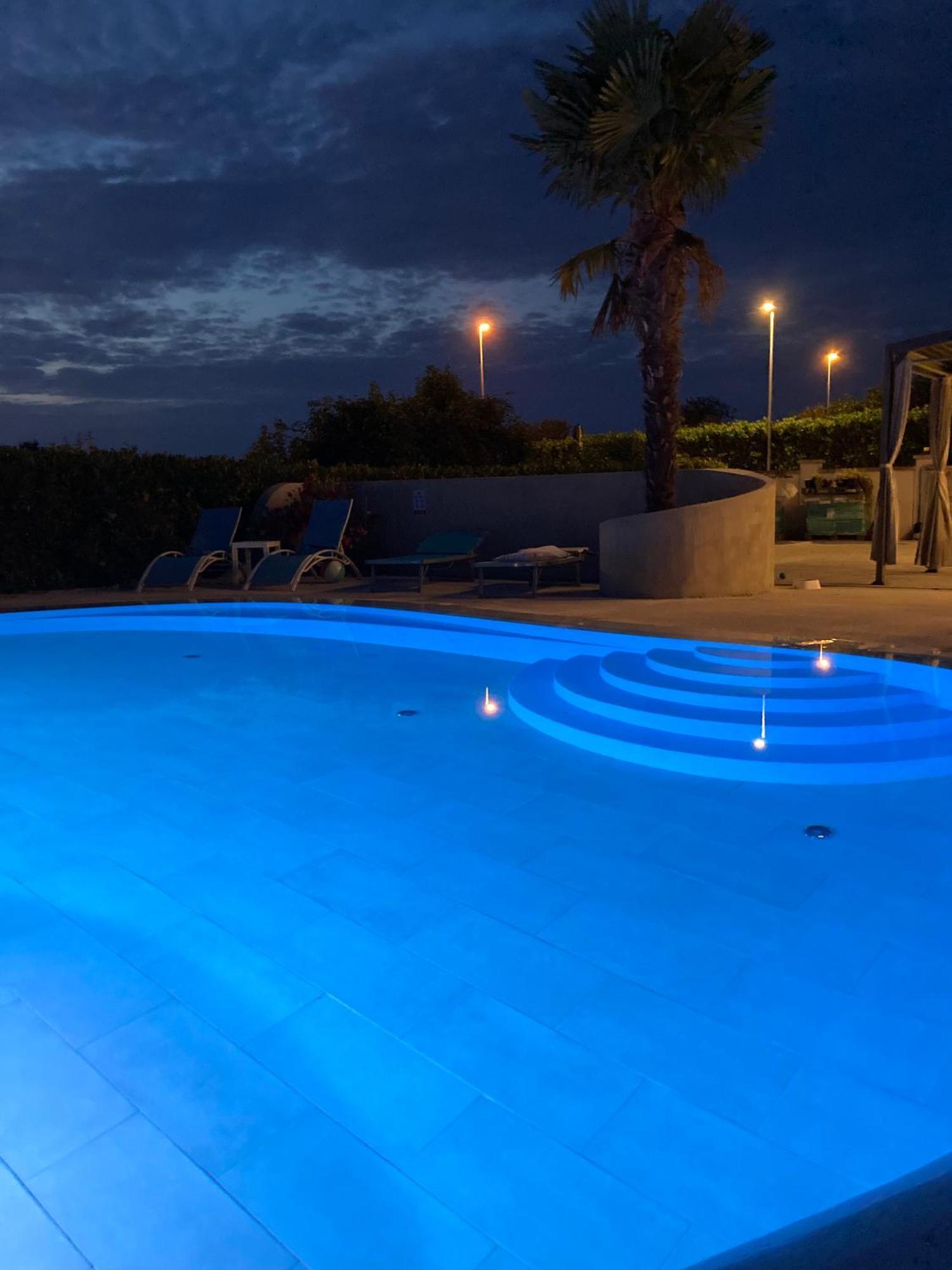 Villa Elke Maria With Overflow Pool And Hydromassage Novigrad Istria Eksteriør billede